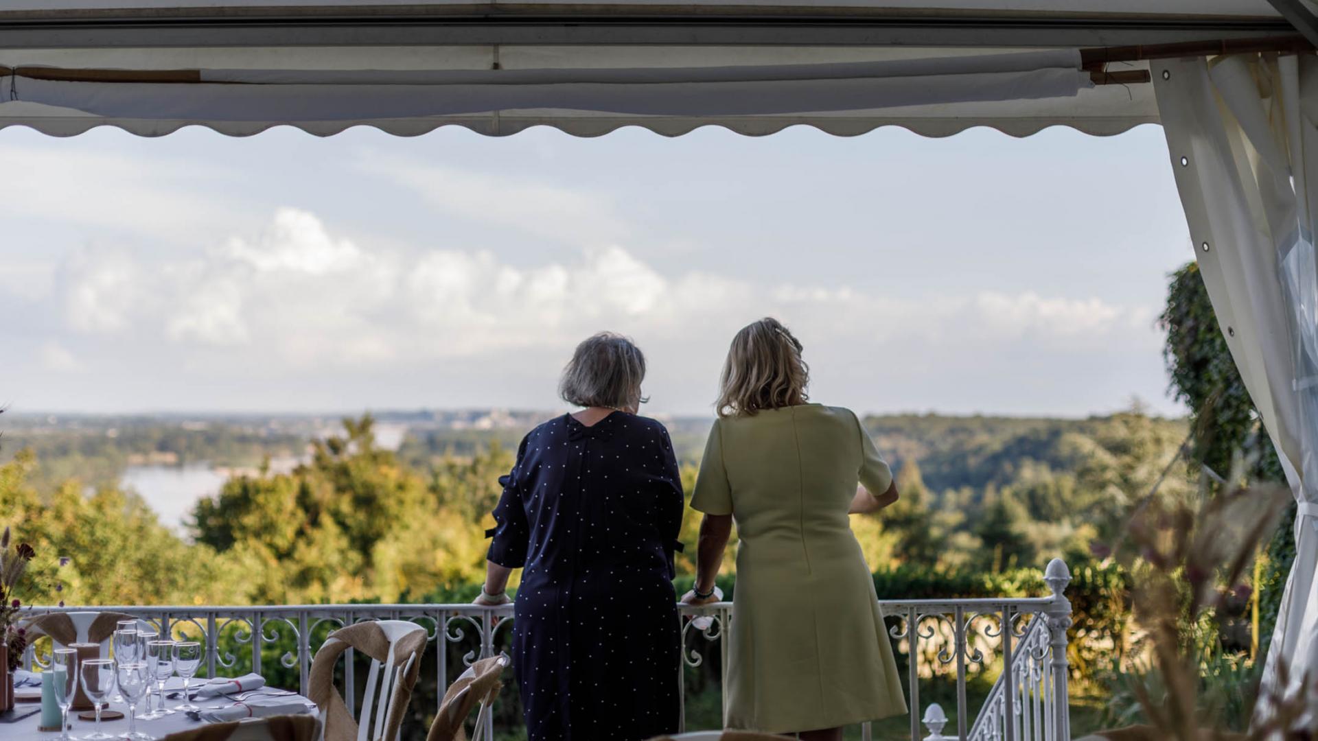 Les invités contemplent la vue sur la Loire