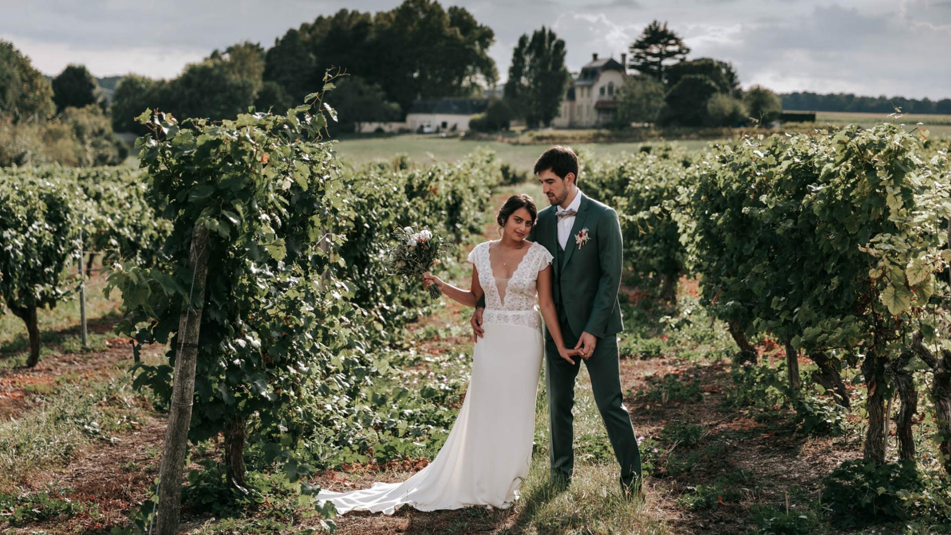 Photo des mariés dans les vignes