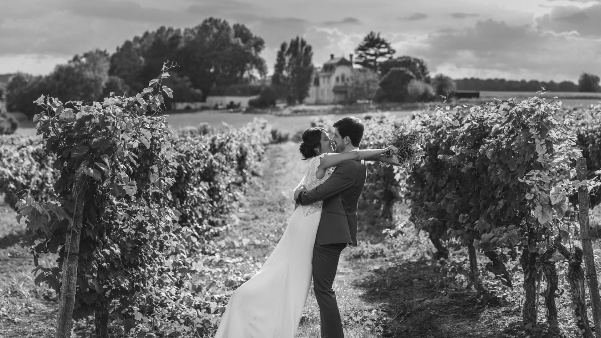 Photo de couple dans le vignoble saumurois