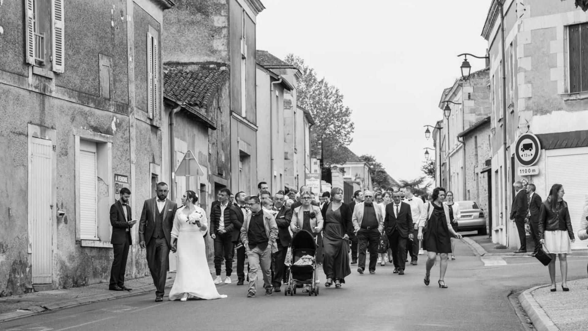 Le cortège dans les rues de Nueil-sur-Layon