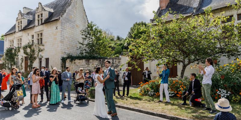 couple de mariés qui dansent à la sortie de l'église