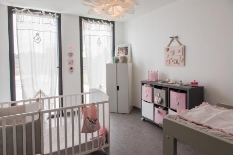 Photo chambre d'enfant rose et blanche