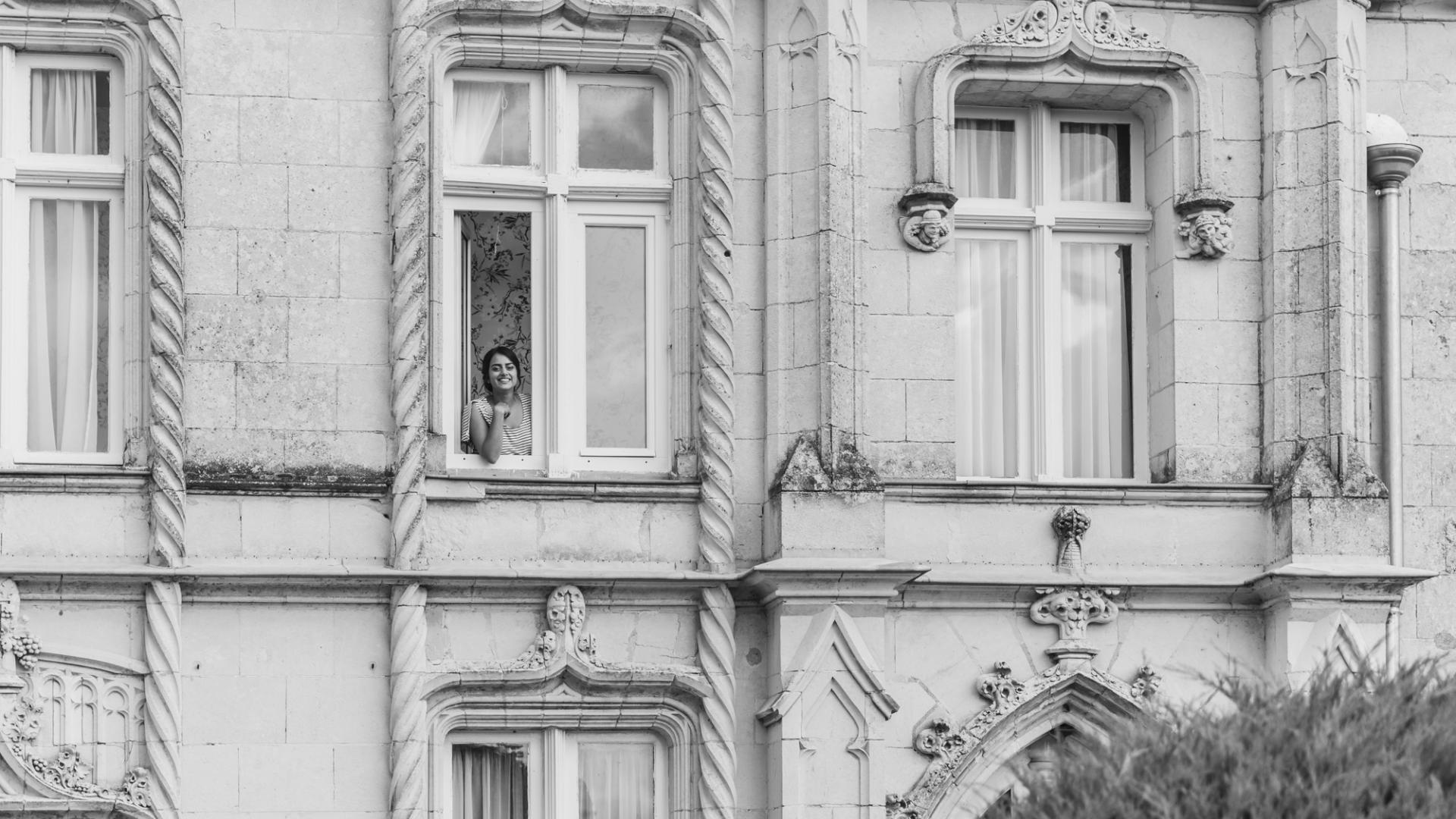 Mariée à la fenêtre du château
