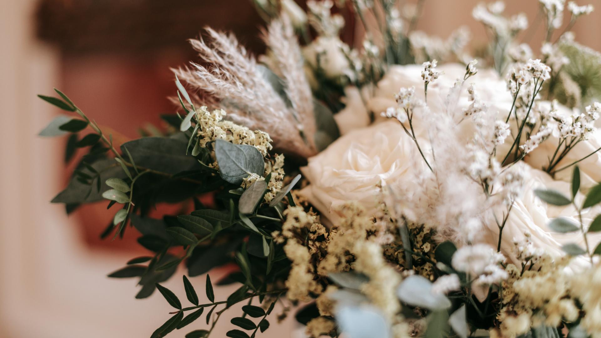 Des roses en décoration de table