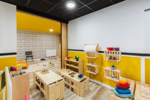 Photo espace ludique jaune et blanc pour enfants