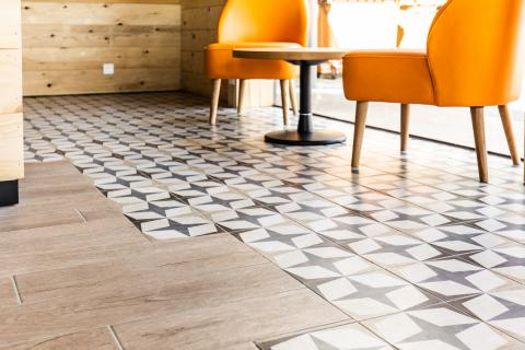 Photo alternance parquet et carrelage