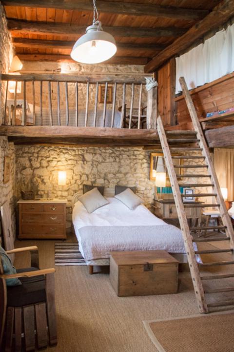 Chambre murs en pierre apparents