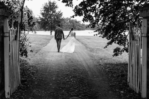 couple de mariés sur un chemin